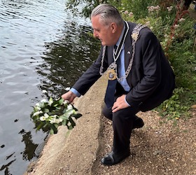 Hiroshima 80th anniversary commemorations - the Mayor of Kingston floats flowers on the Thames